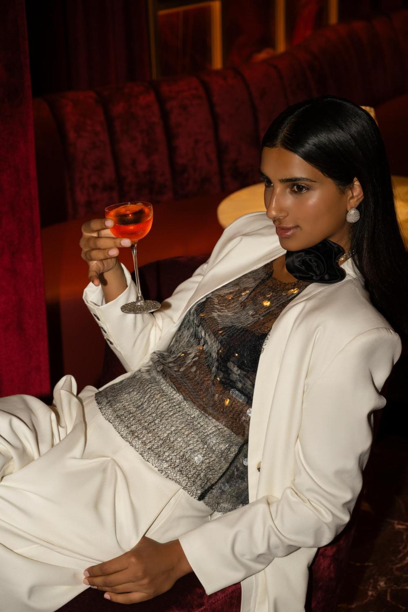 Delano Dubai At Bluewaters Ξενοδοχείο Εξωτερικό φωτογραφία A woman drinking a cocktail