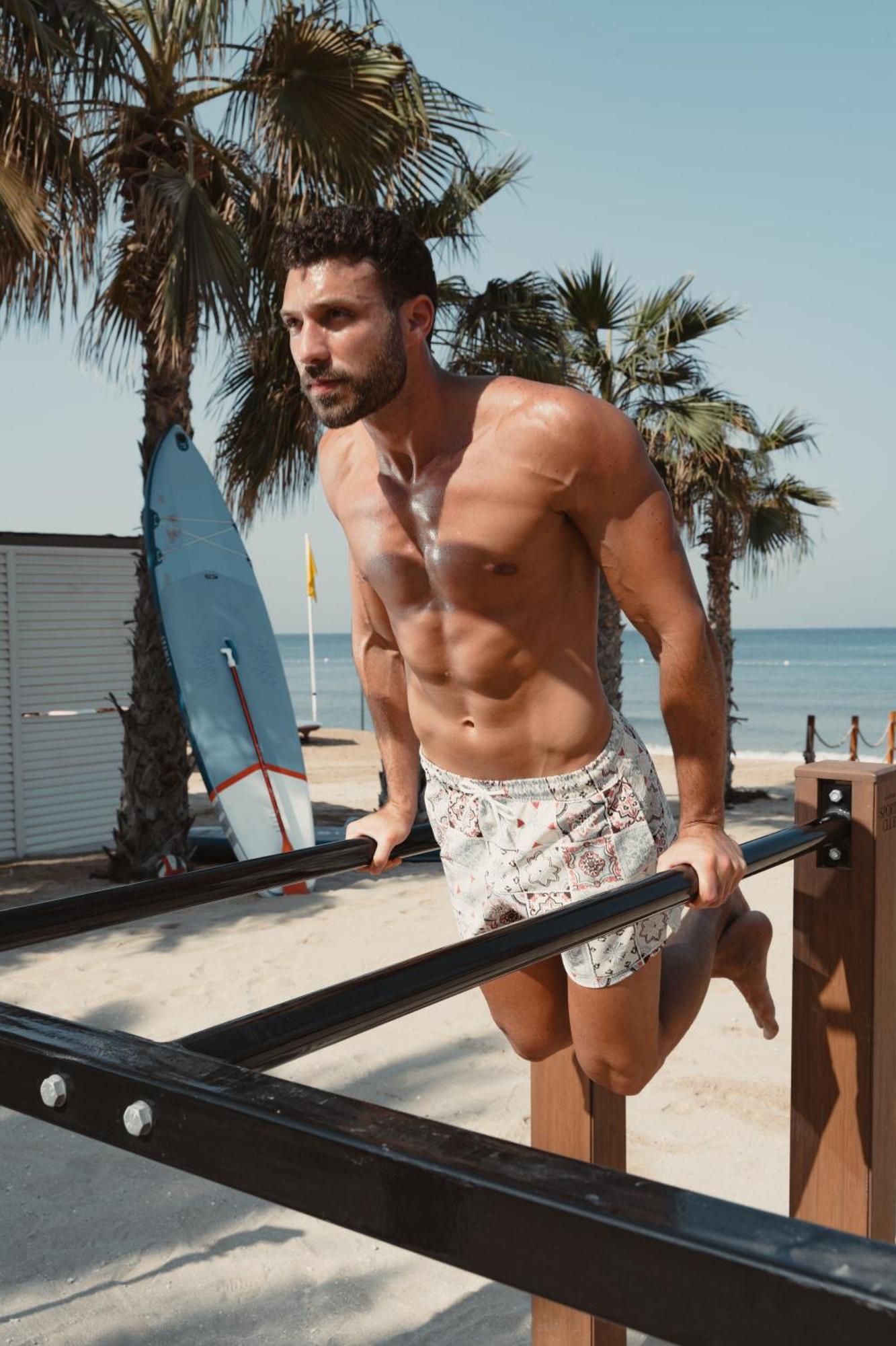 Delano Dubai At Bluewaters Ξενοδοχείο Εξωτερικό φωτογραφία A man doing dips