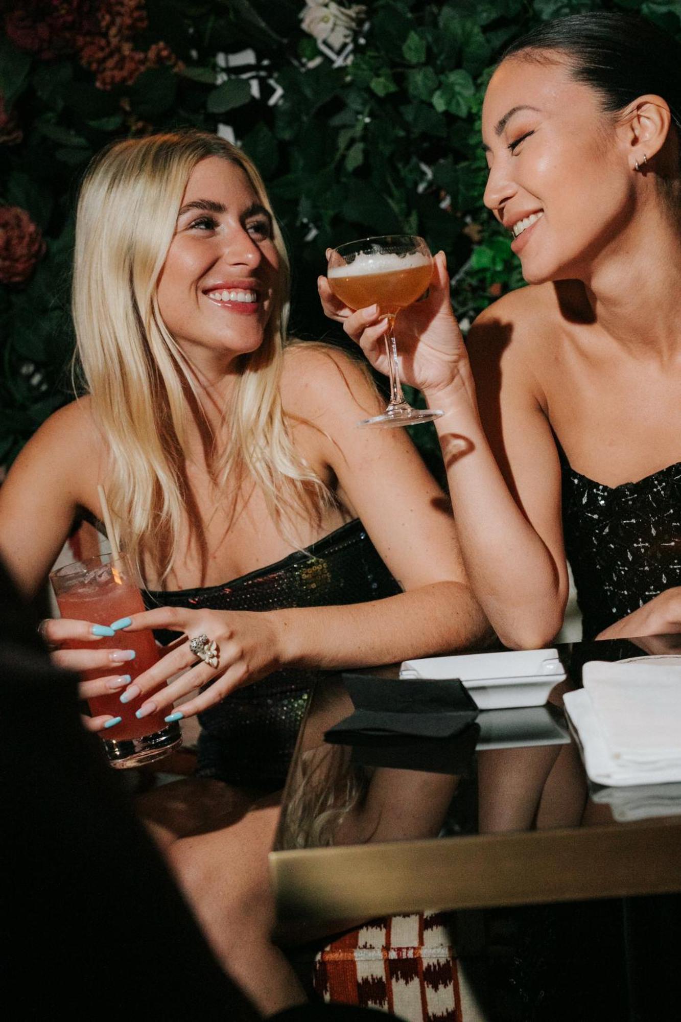 Delano Dubai At Bluewaters Ξενοδοχείο Εξωτερικό φωτογραφία Two women drinking cocktails